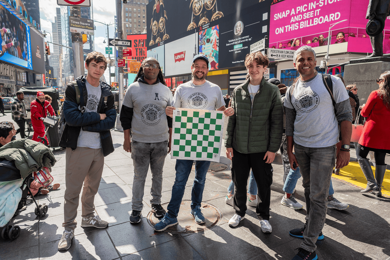 国际象棋界在纽约慈善步行活动中筹集了超过 11,000 美元